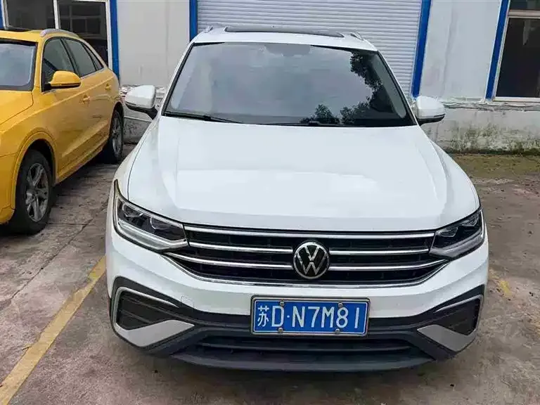 Volkswagen Tiguan L — фото 1