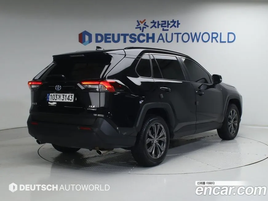 Toyota RAV4 — фото 1