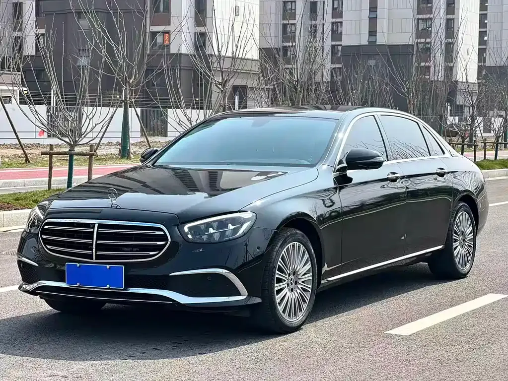 Mercedes-Benz E-Class — фото 1