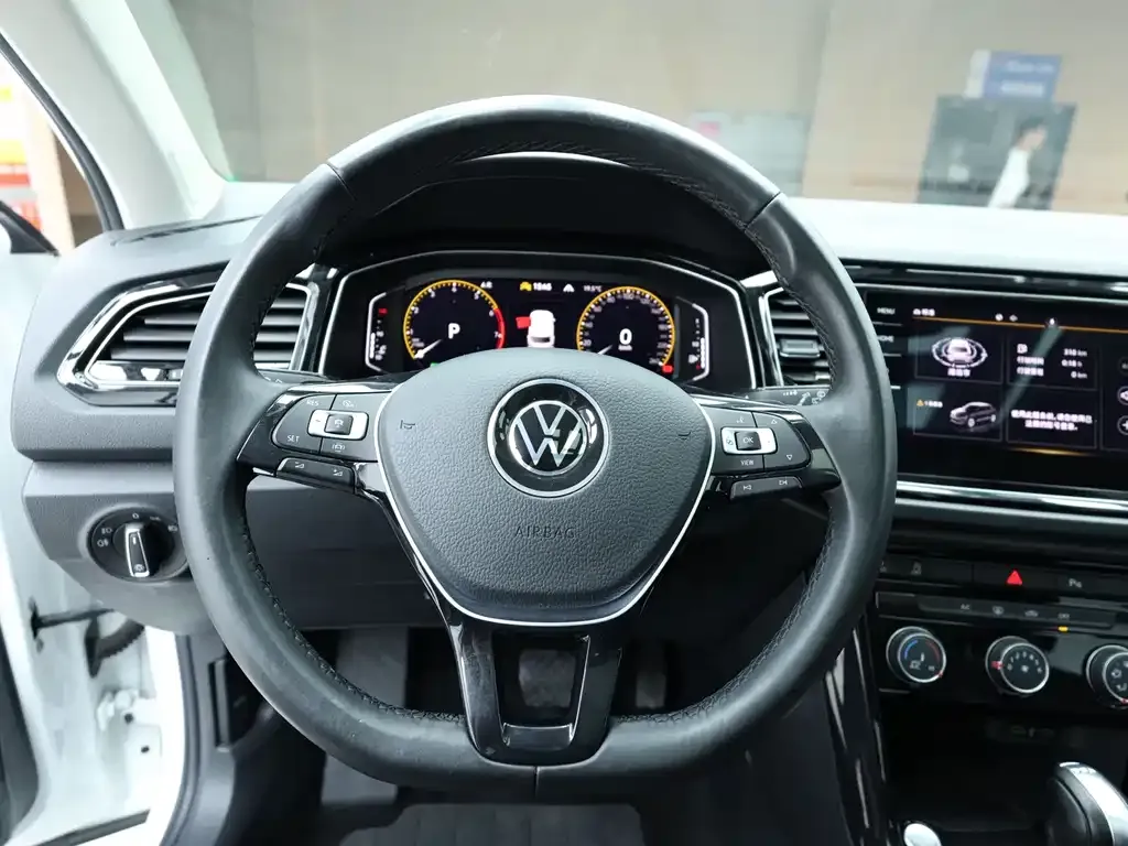 Volkswagen T-Roc — фото 10