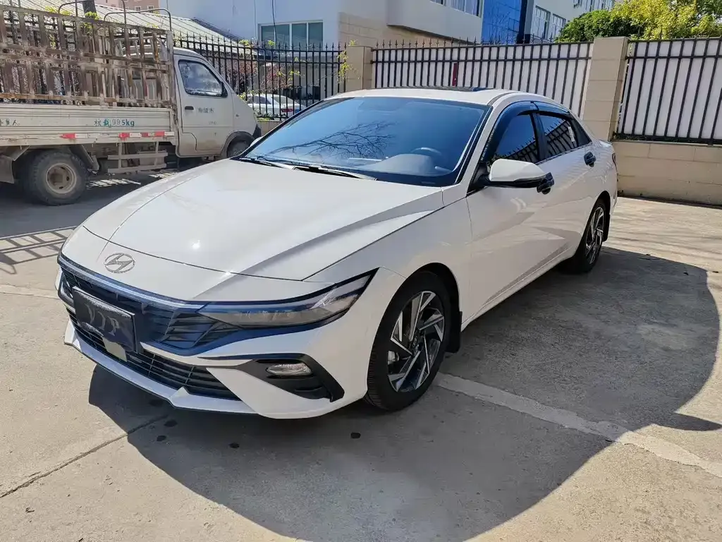 Hyundai Elantra — фото 1