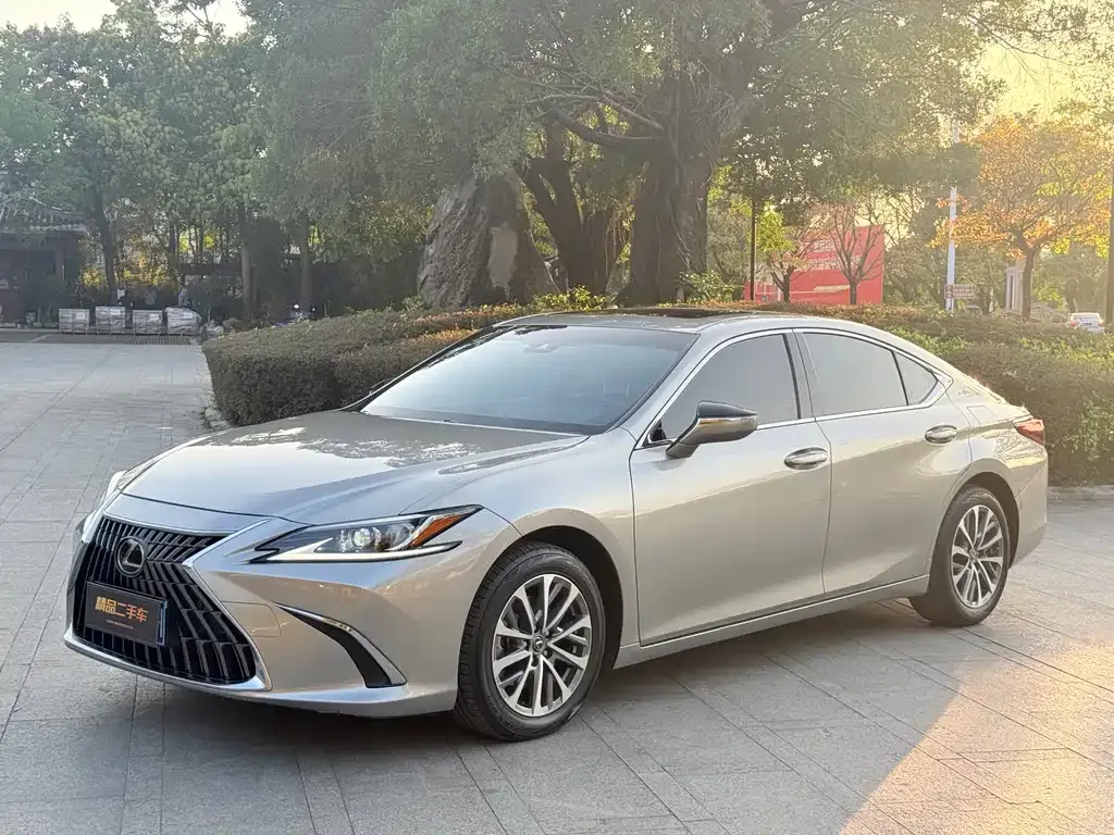 Lexus ES — фото 1
