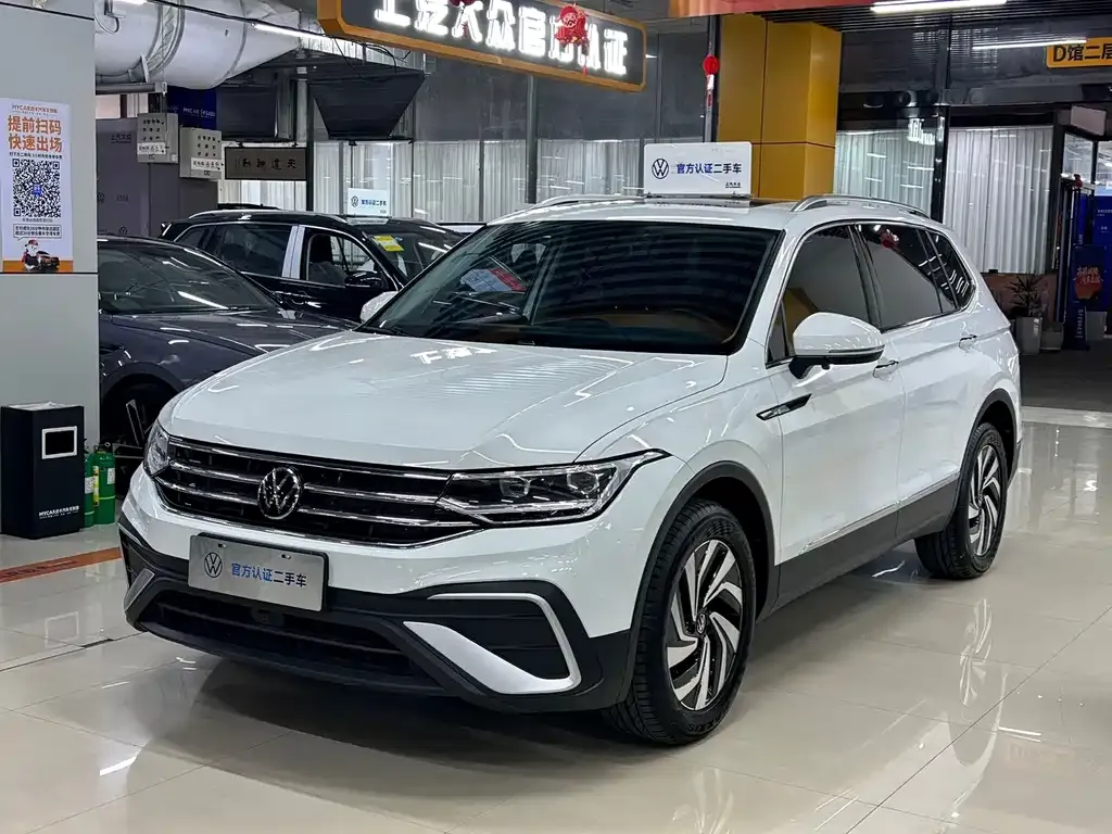 Volkswagen Tiguan L — фото 1
