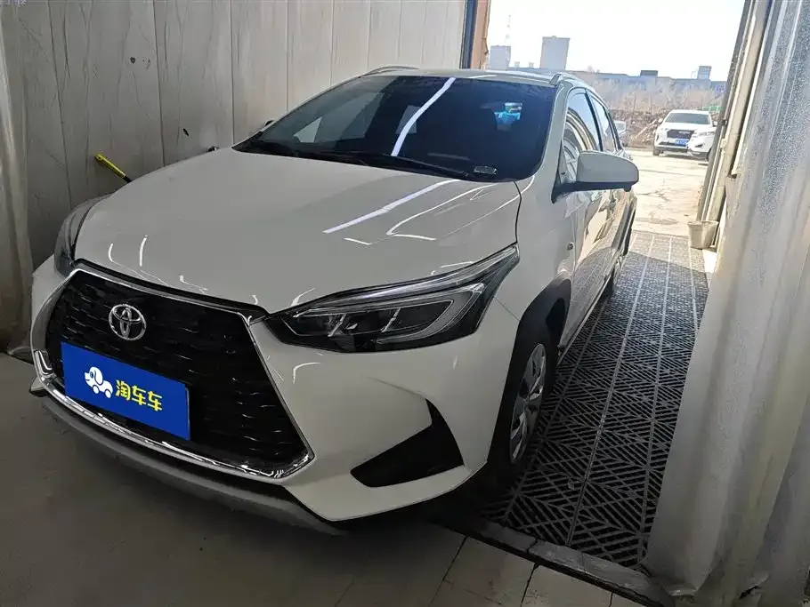 Toyota Yaris L — фото 1