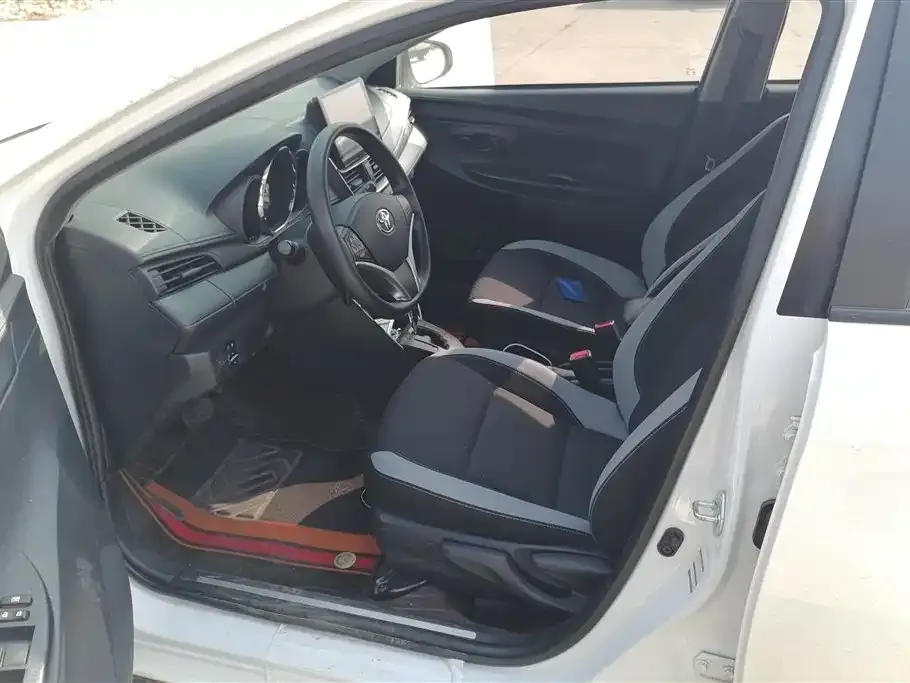 Toyota Yaris L — фото 4