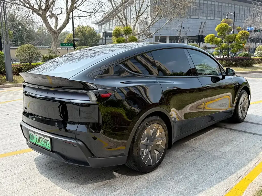Tesla Model Y L — фото 10