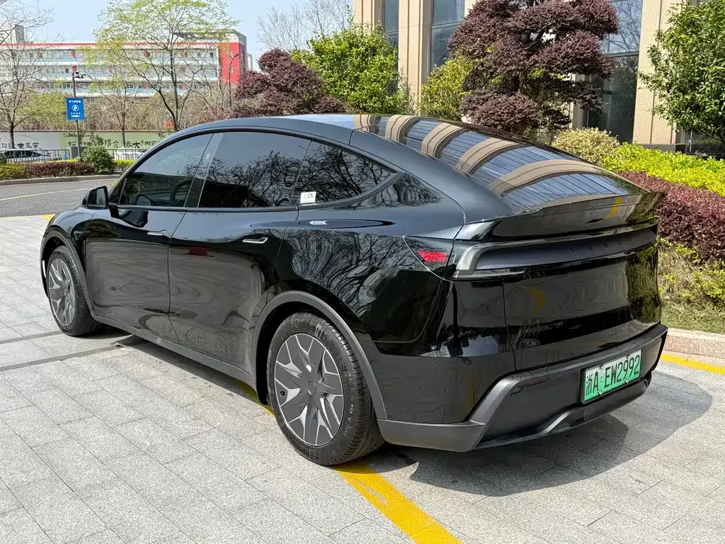 Tesla Model Y L — фото 7