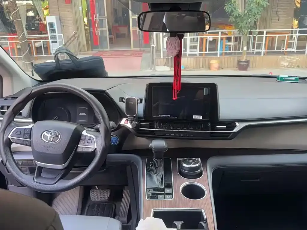 Toyota Granvia — фото 4