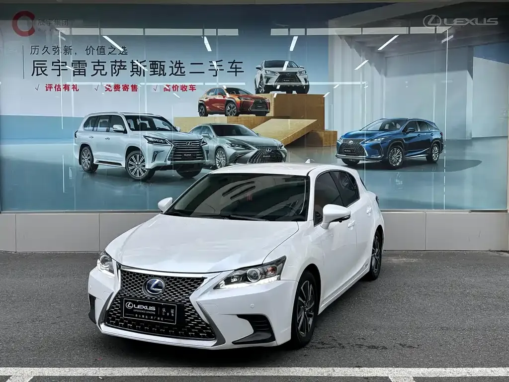 Lexus CT — фото 1