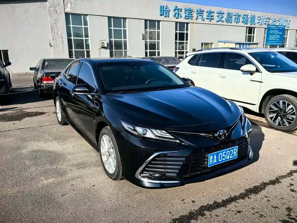 Toyota Camry — фото 1