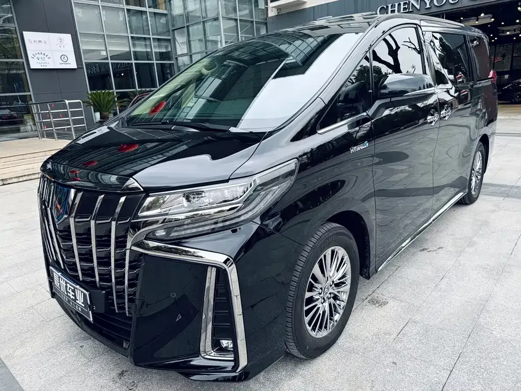 Toyota Alphard — фото 1