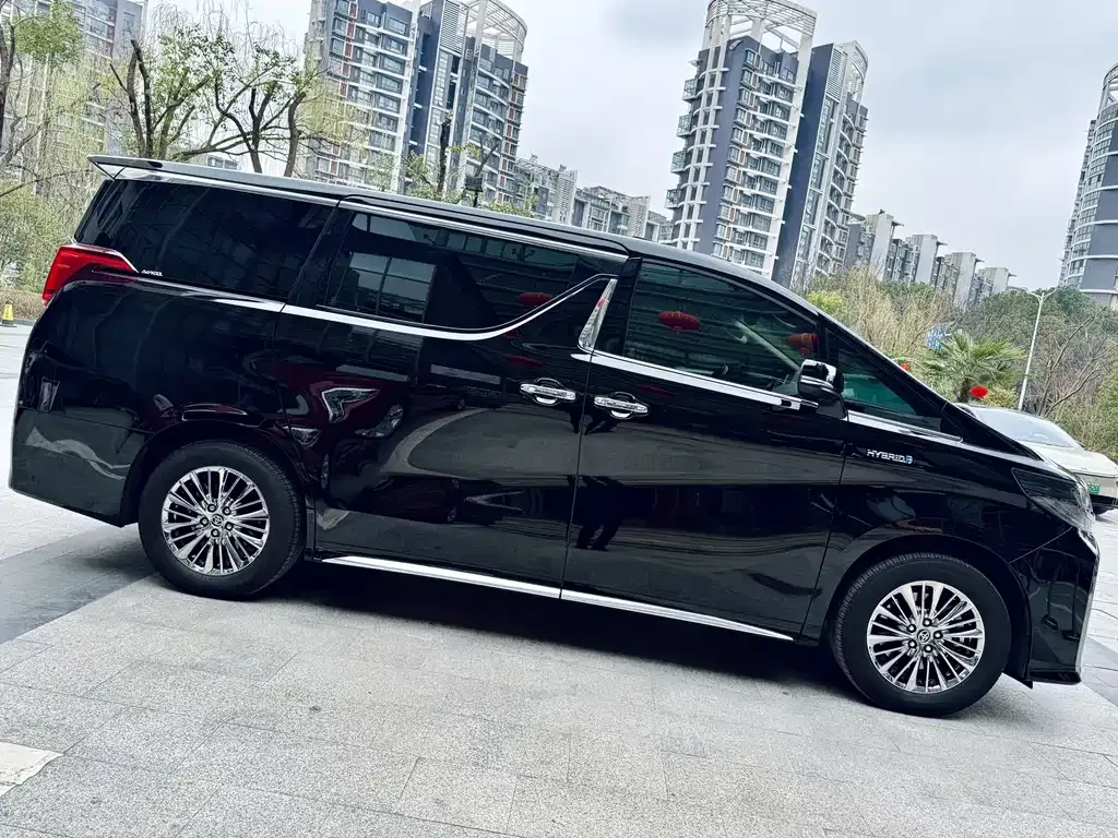 Toyota Alphard — фото 5