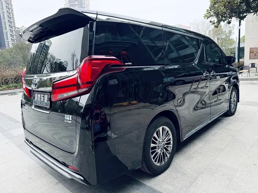 Toyota Alphard — фото 2