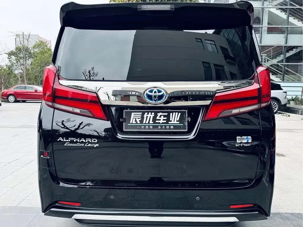 Toyota Alphard — фото 4