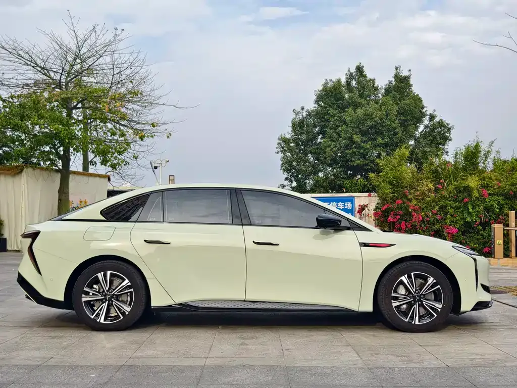 Hongqi EH7 — фото 10