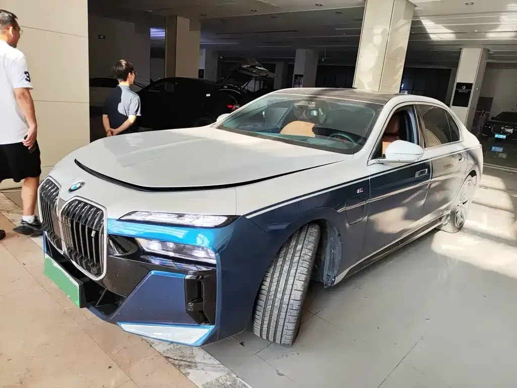 BMW i7 — фото 1