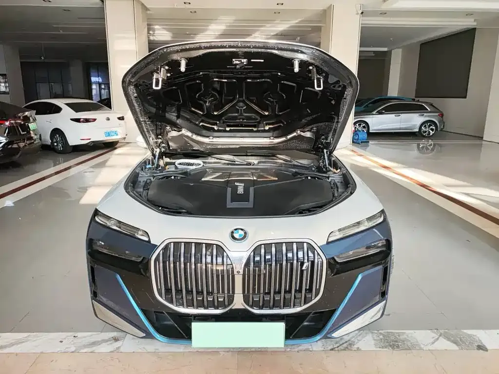 BMW i7 — фото 8