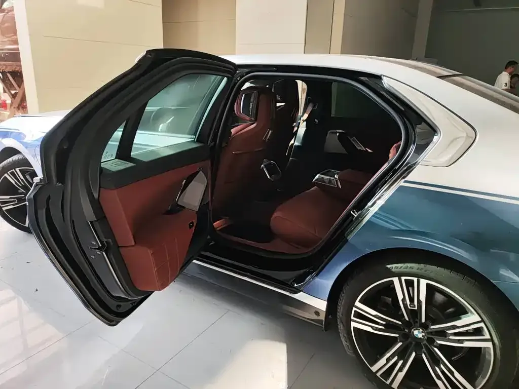 BMW i7 — фото 5