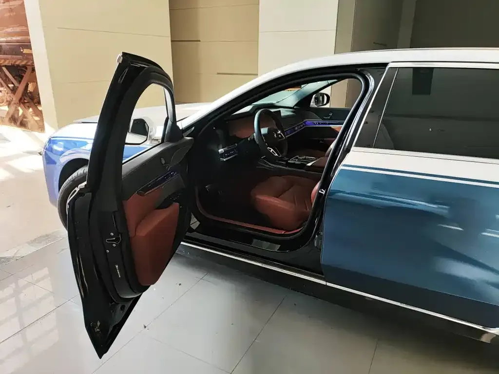 BMW i7 — фото 7