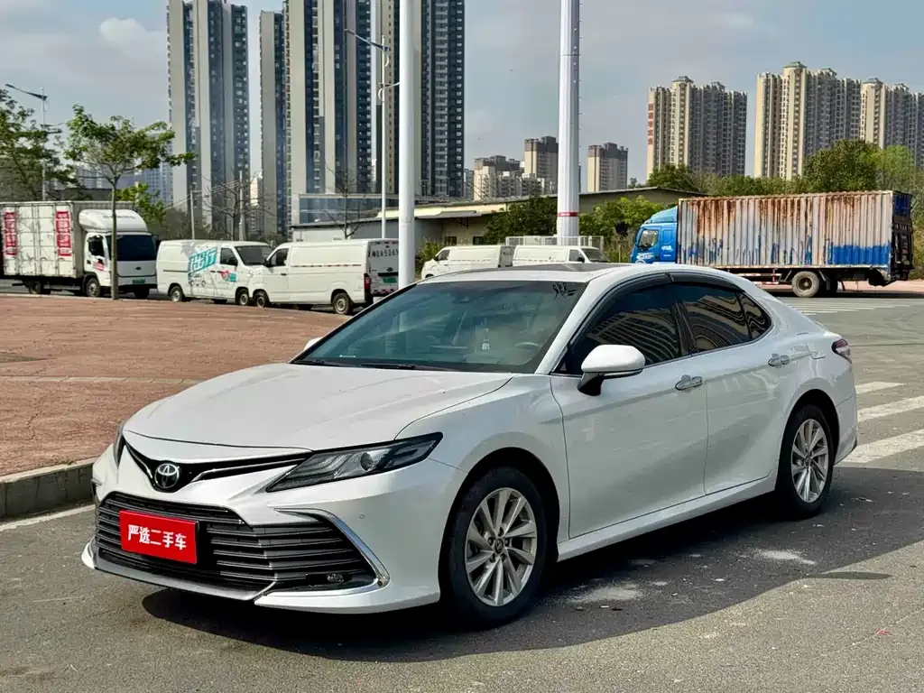 Toyota Camry — фото 1
