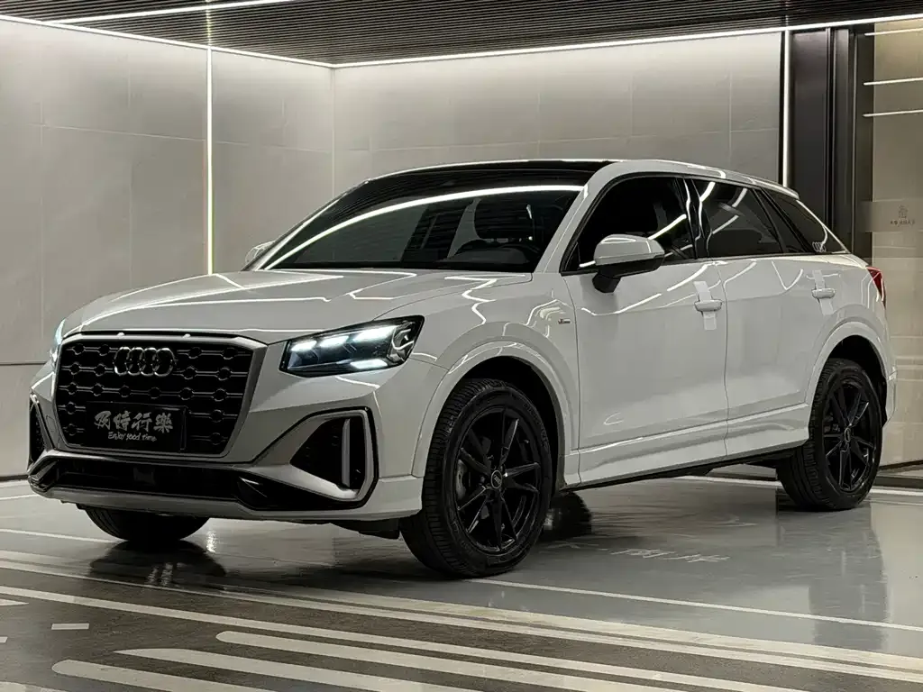 Audi Q2L — фото 1