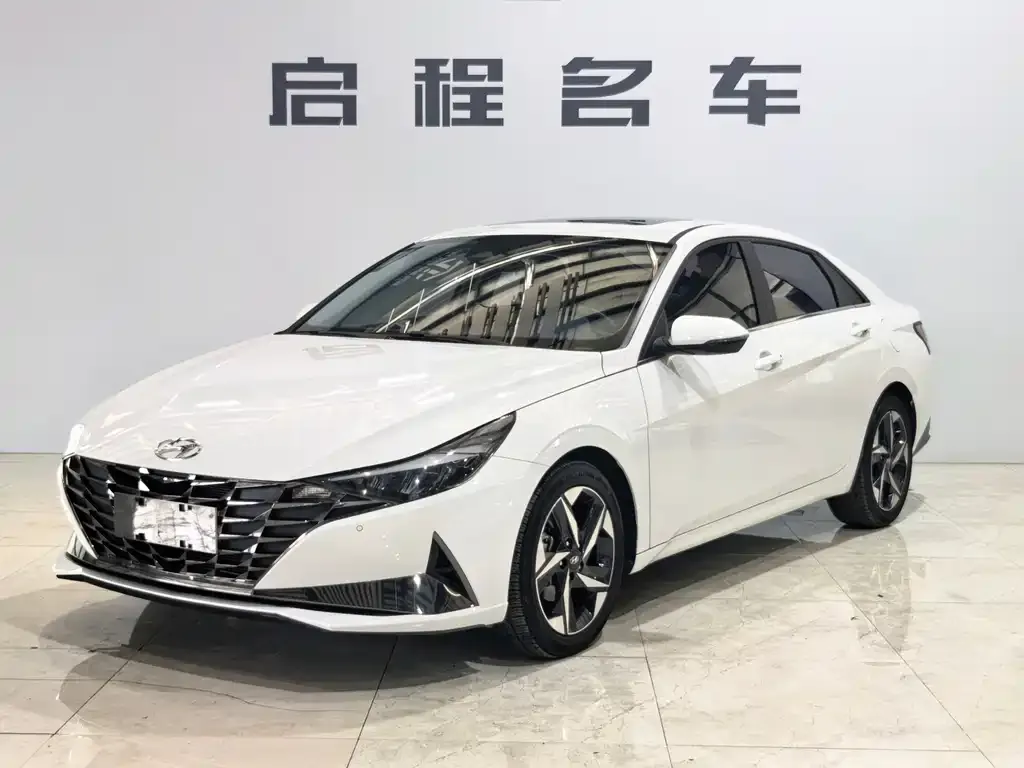Hyundai Elantra — фото 1