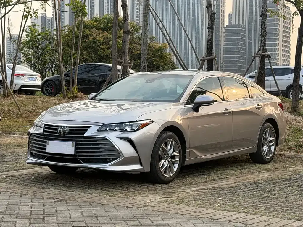 Toyota Avalon — фото 1