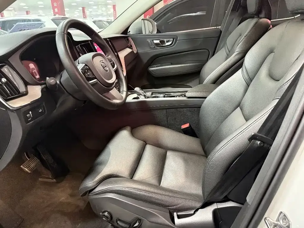 Volvo XC60 — фото 10