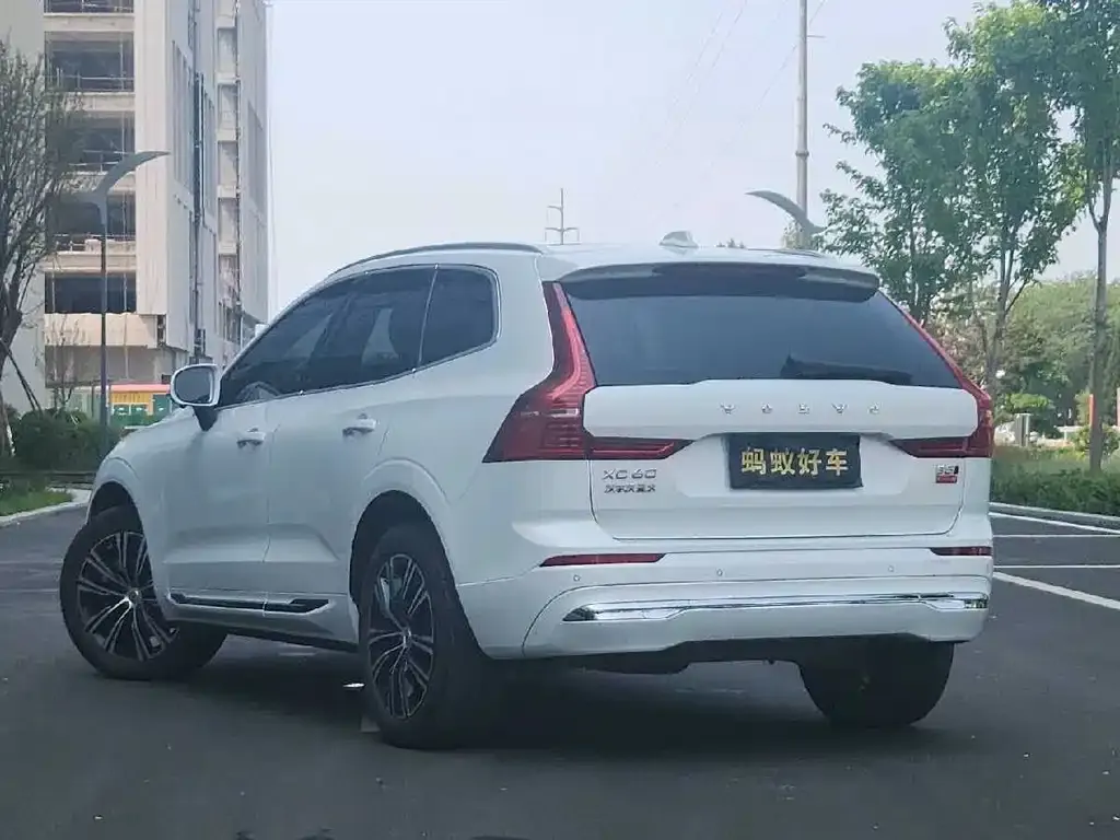 Volvo XC60 — фото 9