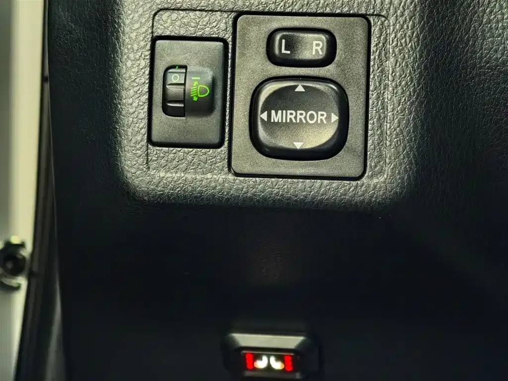 Toyota Yaris L — фото 8