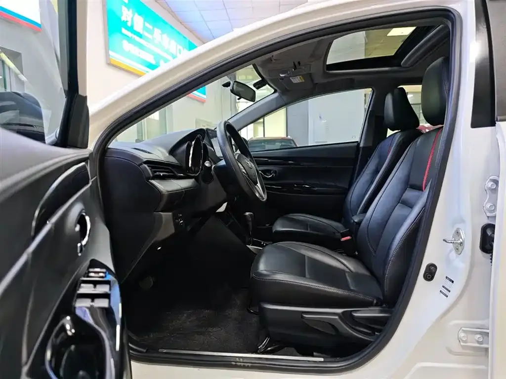 Toyota Yaris L — фото 7