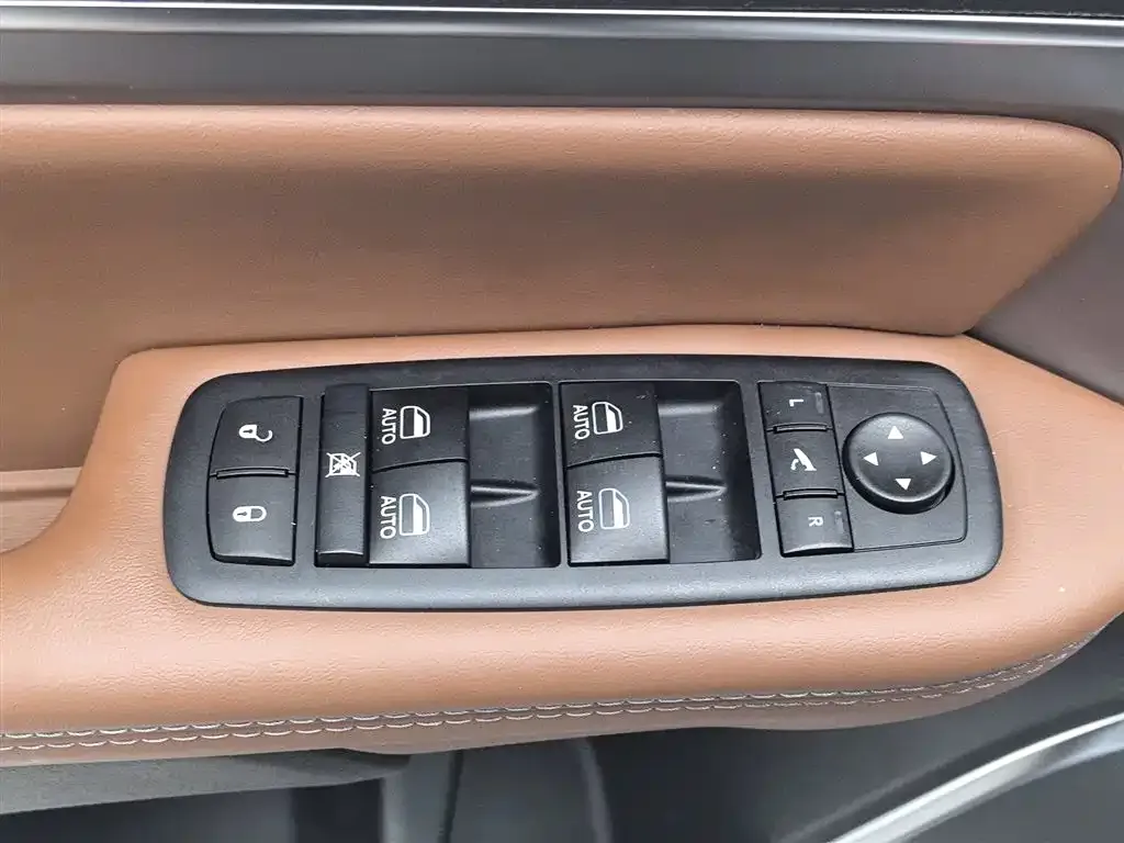 Jeep Grand Commander — фото 10