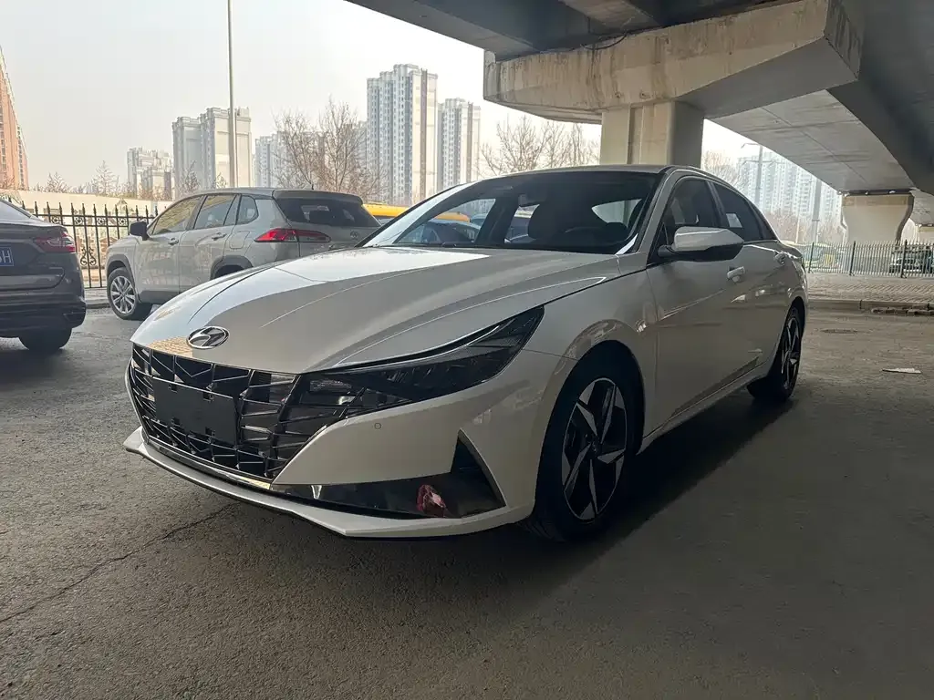 Hyundai Elantra — фото 1