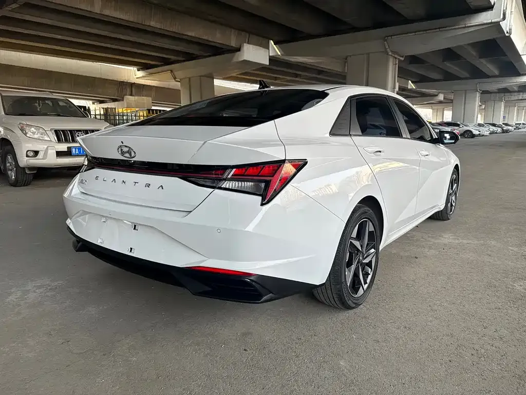 Hyundai Elantra — фото 5