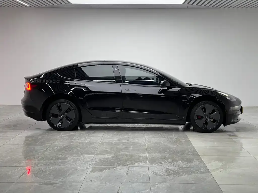 Tesla Model 3 — фото 5