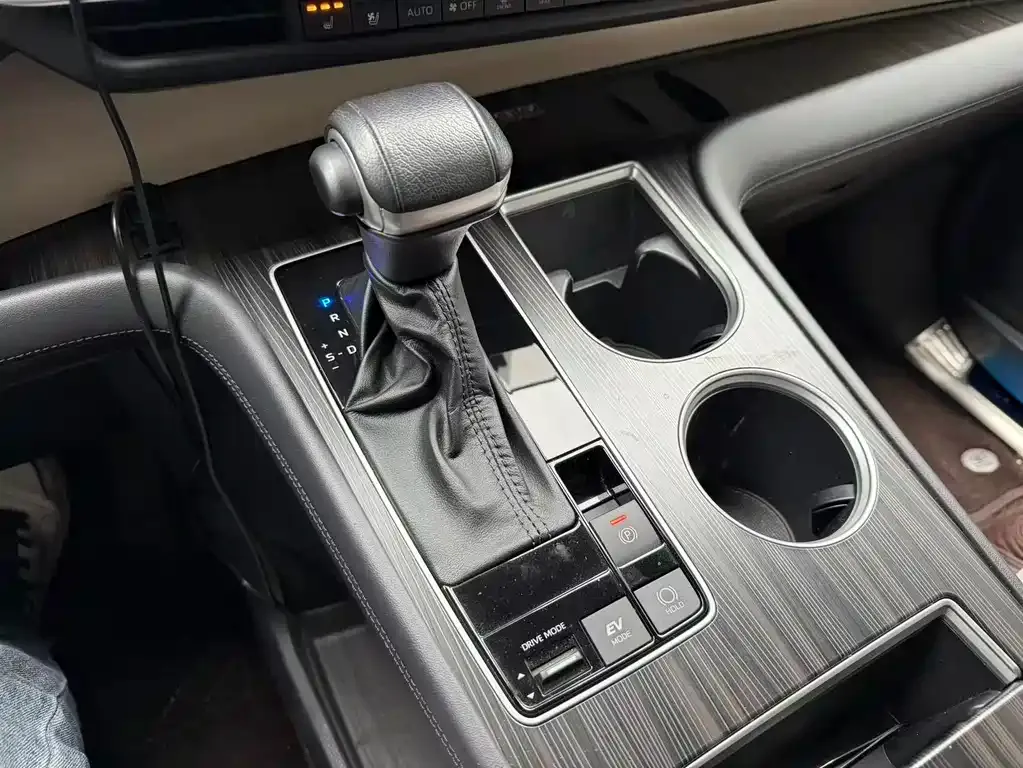 Toyota Granvia — фото 4