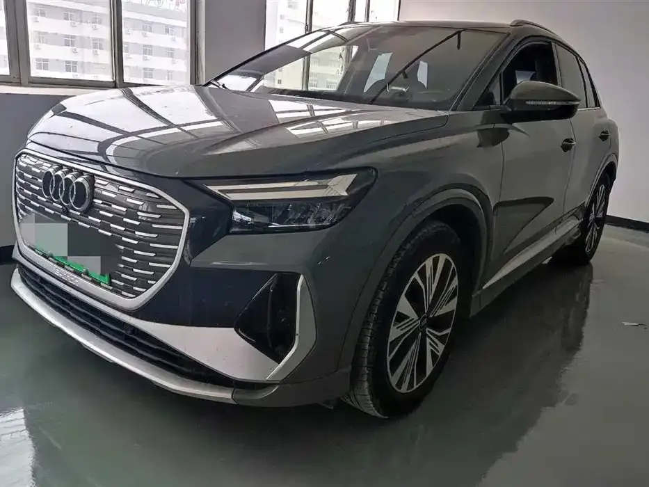 Audi Q4 e-tron — фото 1