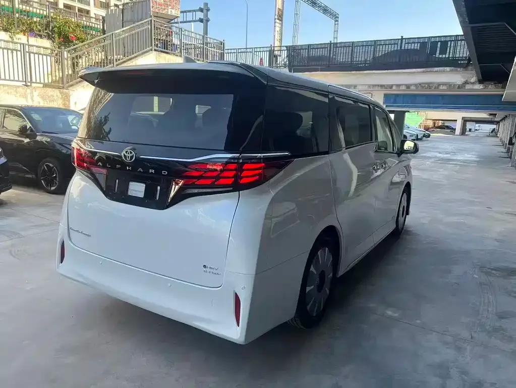 Toyota Alphard — фото 3