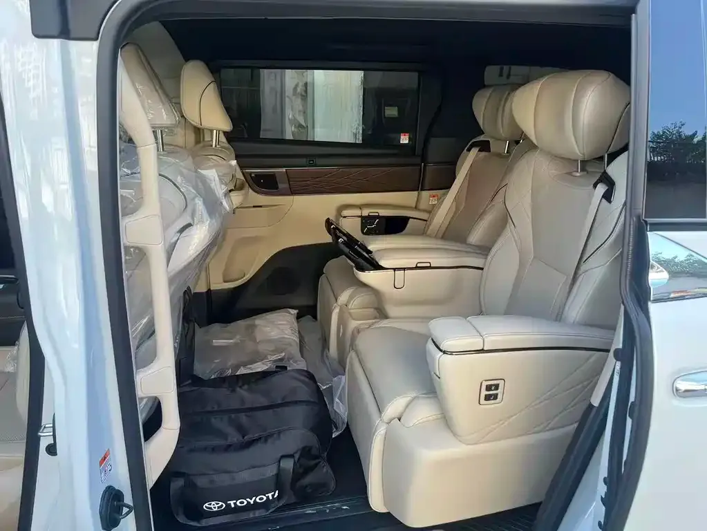 Toyota Alphard — фото 4