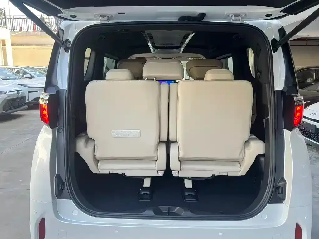 Toyota Alphard — фото 2