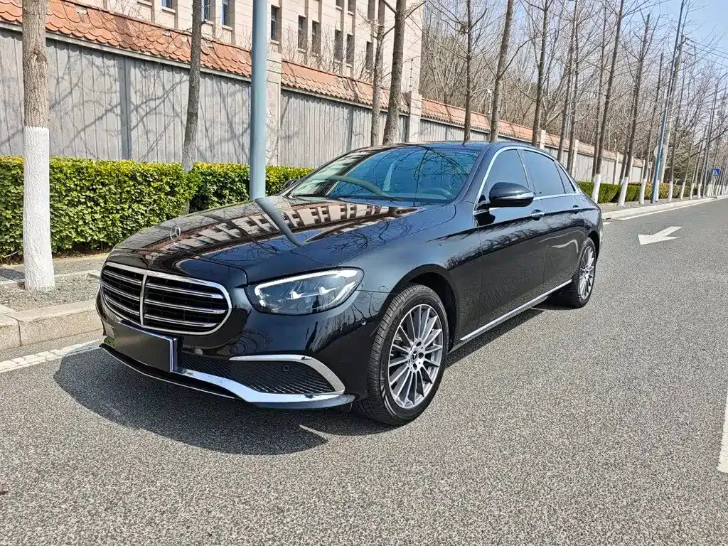 Mercedes-Benz E-Class — фото 1