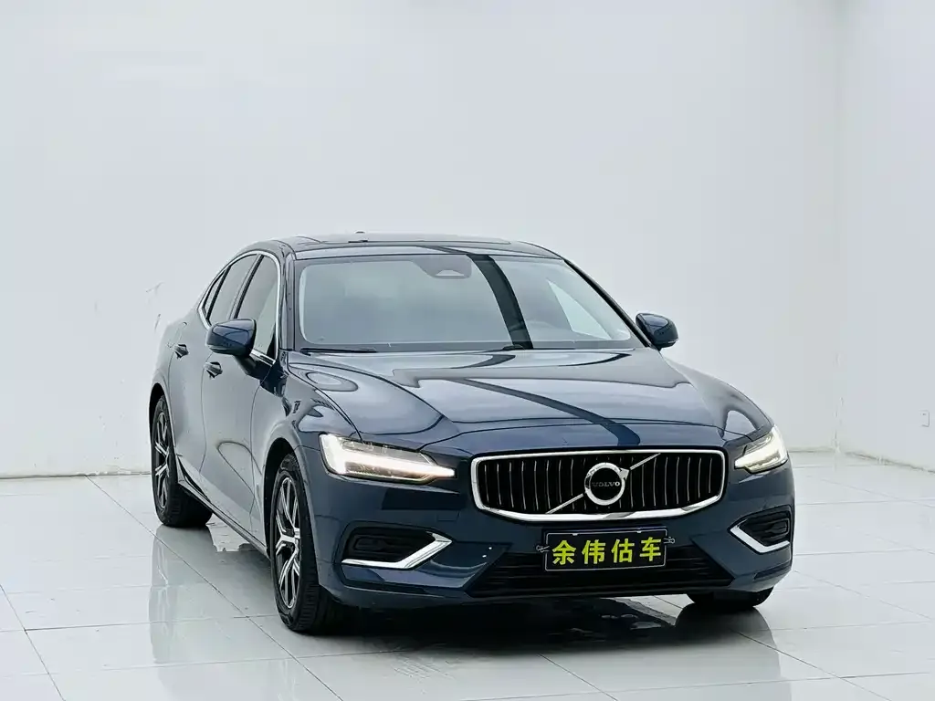 Volvo S60 — фото 1