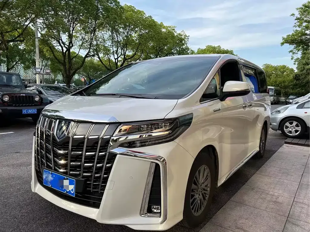 Toyota Alphard — фото 1