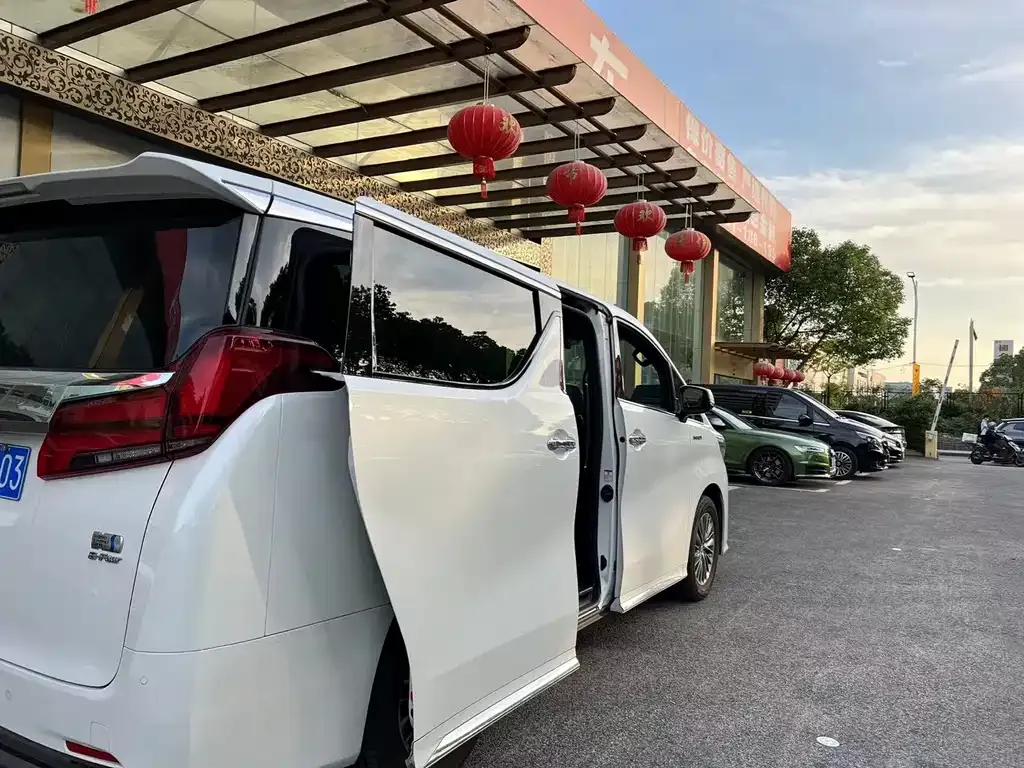 Toyota Alphard — фото 4
