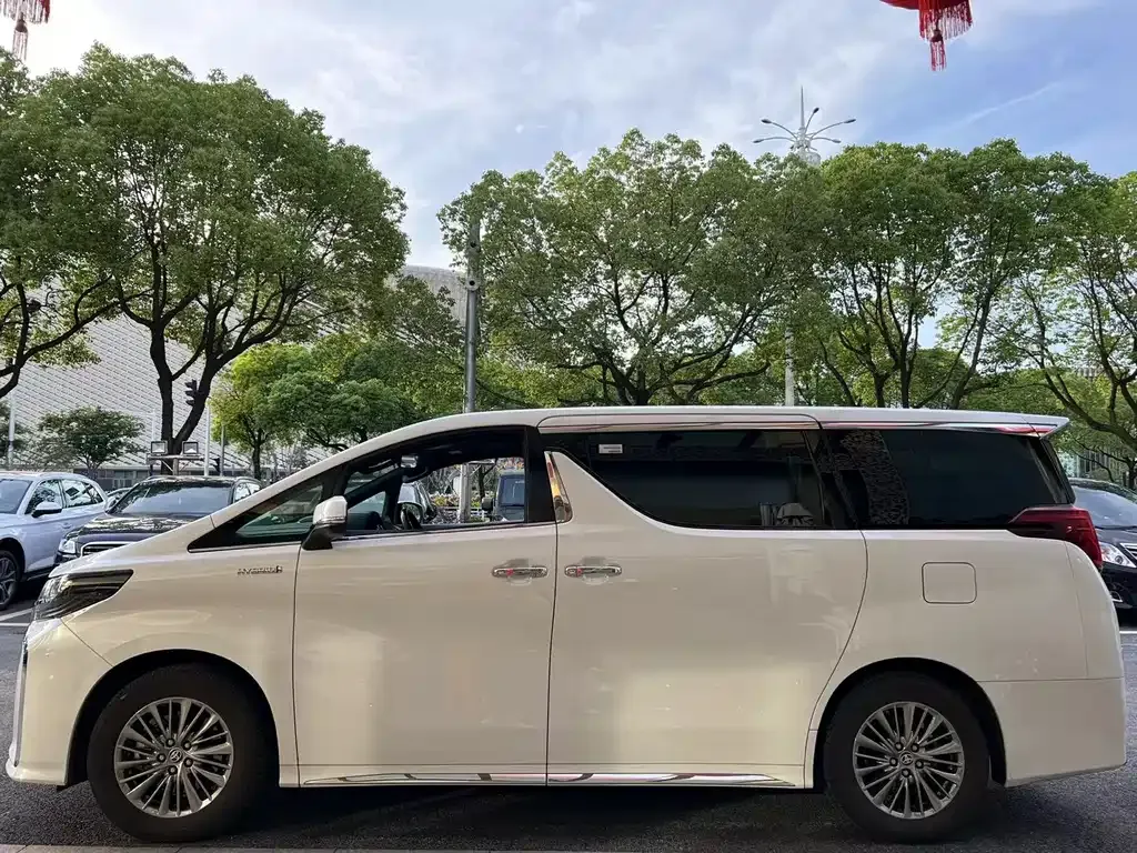 Toyota Alphard — фото 7