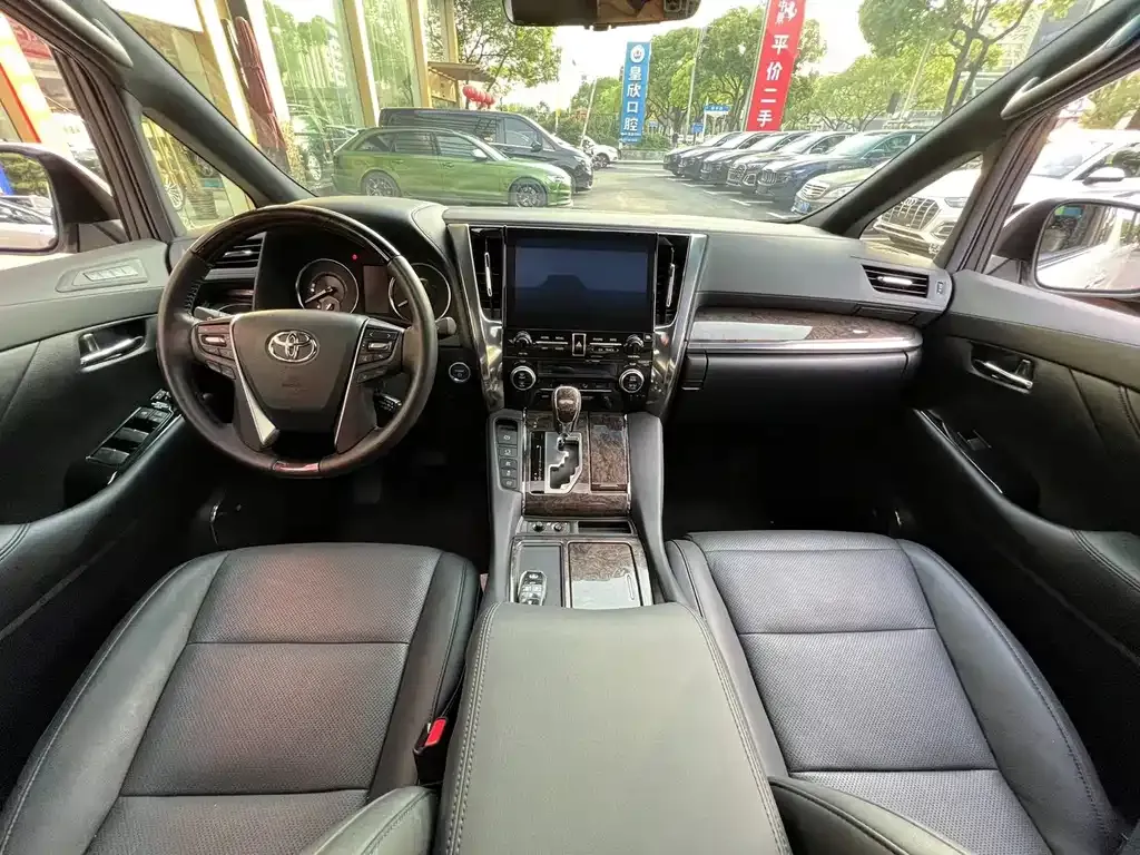 Toyota Alphard — фото 2
