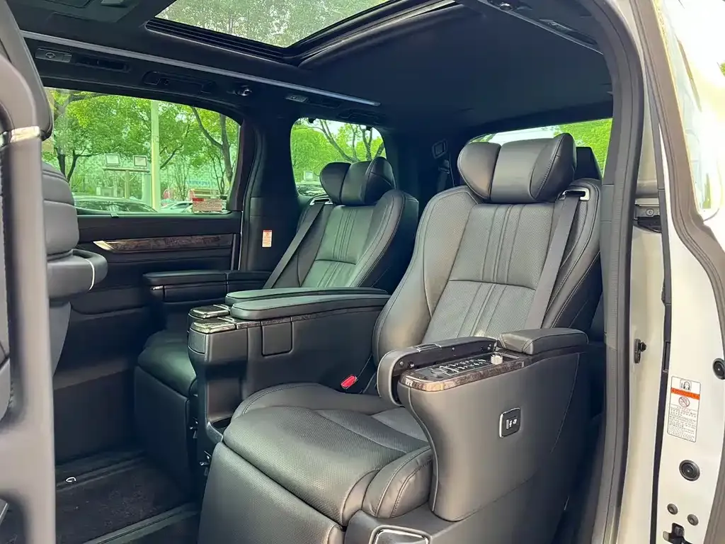 Toyota Alphard — фото 5