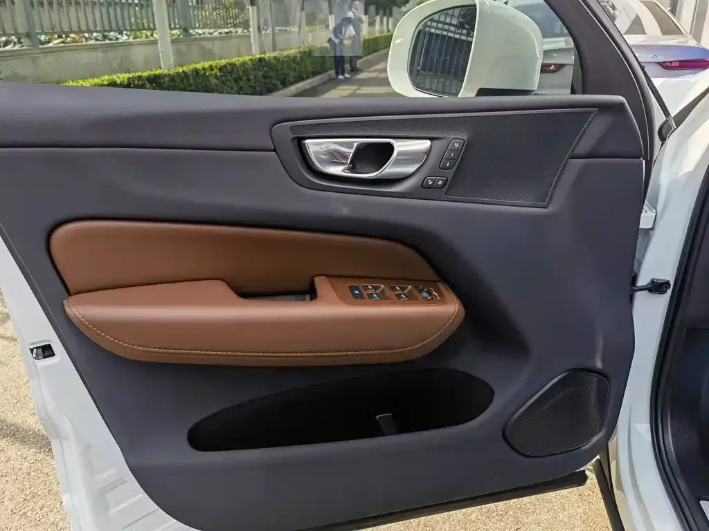 Volvo XC60 — фото 10