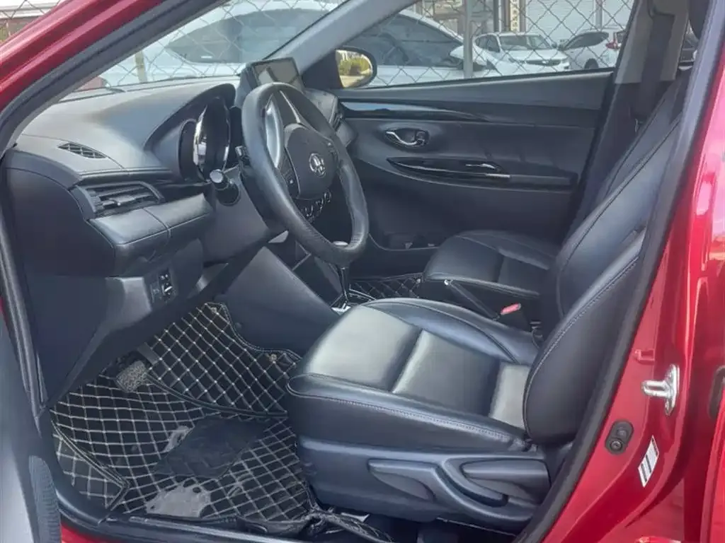 Toyota Yaris L — фото 2