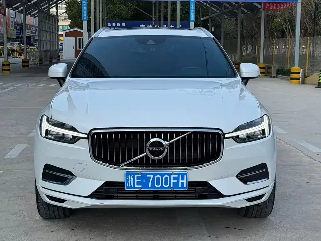 Volvo XC60 — фото 1